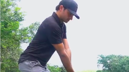 Formula One star Carlos Sainz shows off IMPRESSIVE golf swing!
